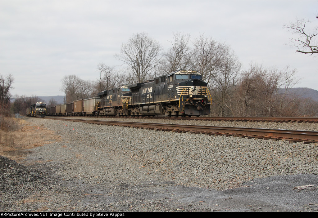 NS 4220 takes a coal train east